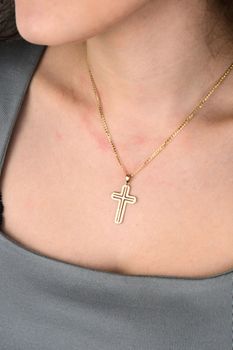 Złoty krzyż 333 ✨ wisiorek unisex z żółtego i białego złota ZA3471 (1).jpg